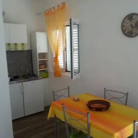 Under The Fig Tree * Pirovac